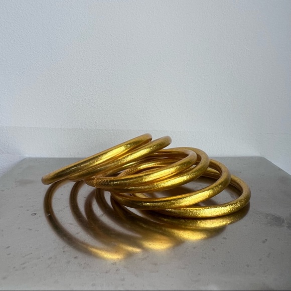 ✨⭐️Gold bangles ⭐️ ~ set of 6 size SM ~ NWOT - Picture 8 of 16